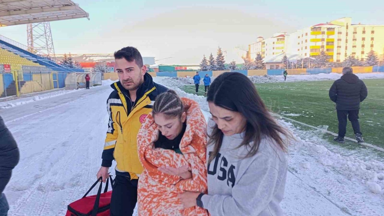 Kar Altında Galibiyet: Ağrı Kadın Futbol Takımı Farklı Kazandı