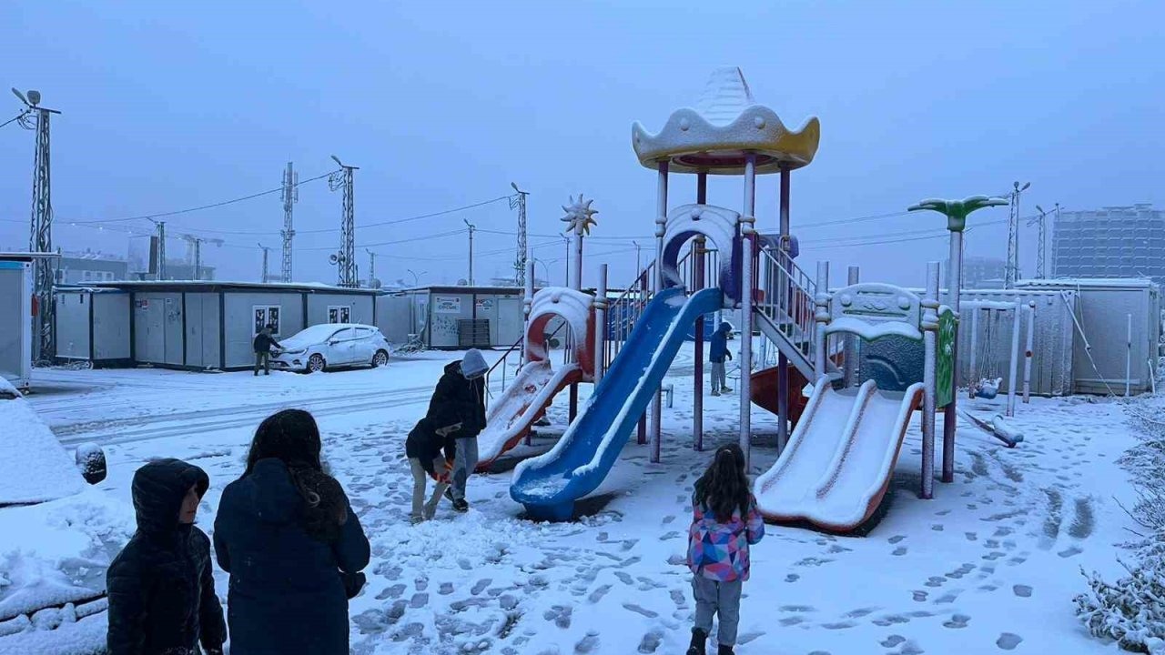 Kar yağışı Hatay’ı beyaza bürüdü, 2 ilçede okullar tatil edildi