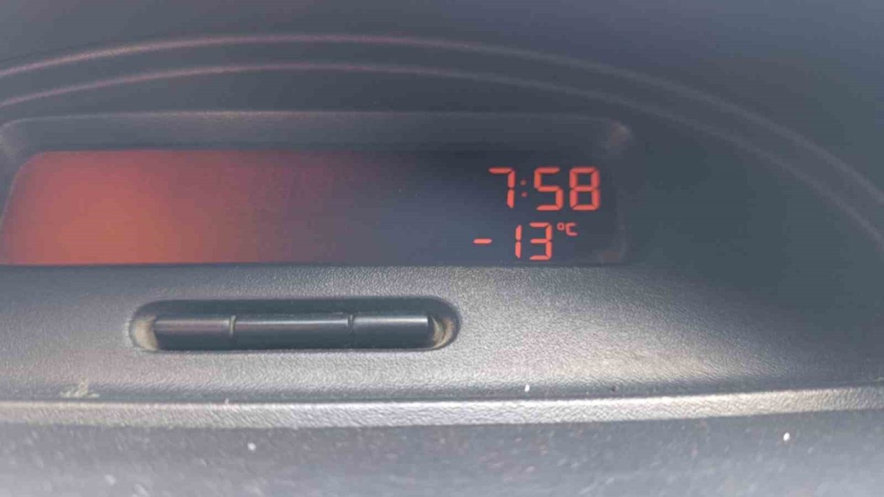 Kars&#039;ta Dondurucu Soğuklar Hayatı Felç Etti: Termometreler -13 Dereceyi Gördü