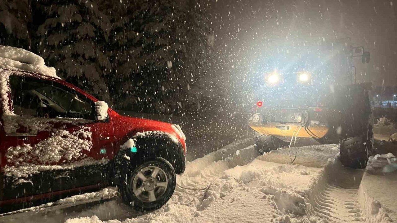 Kars’ta Kar Esareti: Sarıkamış’ta Mahsur Kalan Araç Kurtarıldı