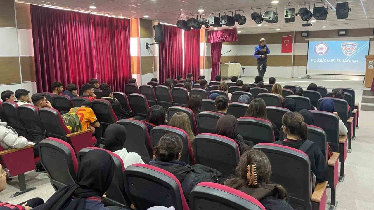 Kars&#039;ta Liselilere Polislik Mesleği Tanıtıldı: Tercih Süreçleri ve Görev Alanları Anlatıldı