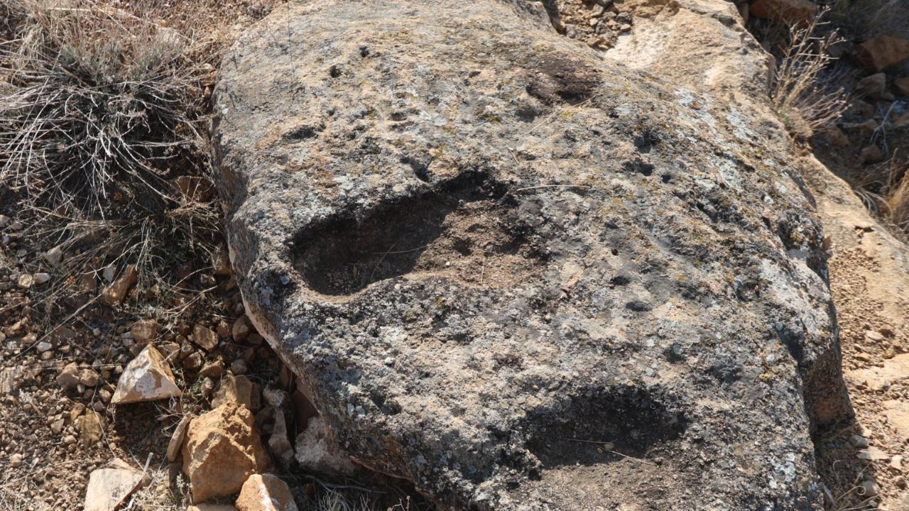 Kızıl Dağ’ın Zirvesinde Gizemli Ayak İzi Merak Uyandırdı
