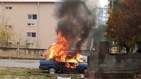 Kurtalan’da araç alev topuna döndü