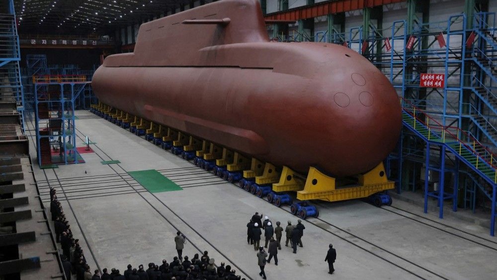 Kuzey Kore lideri Kim, inşası süren dev nükleer denizaltını denetledi