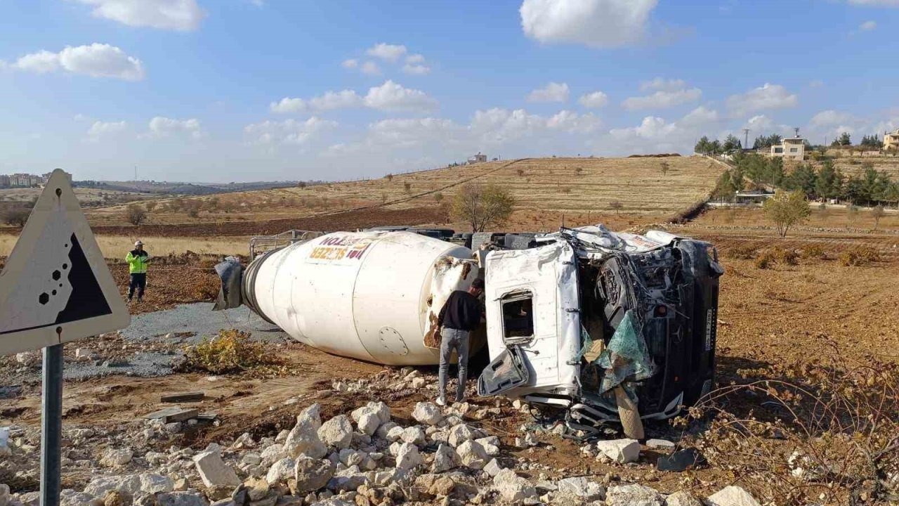 Mardin’de devrilen beton mikserinin sürücüsü yaralandı