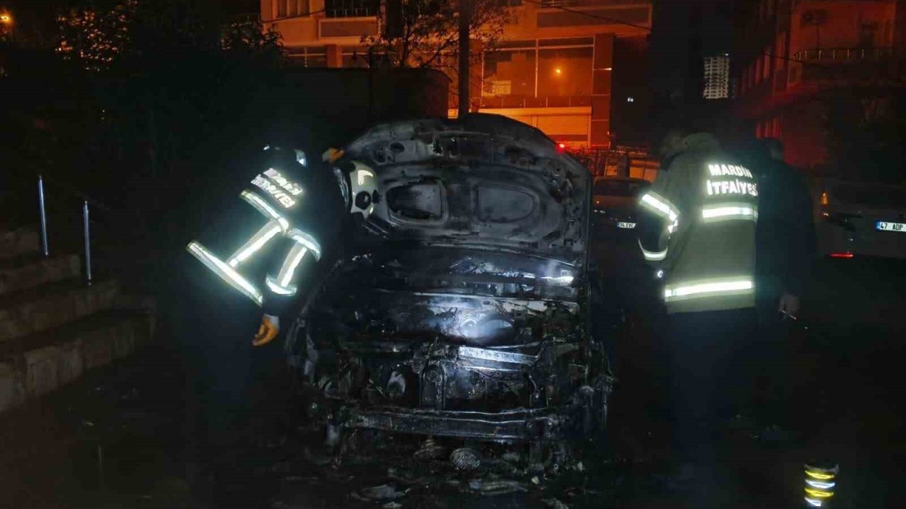 Mardin’de park halindeki otomobilde çıkan yangın söndürüldü