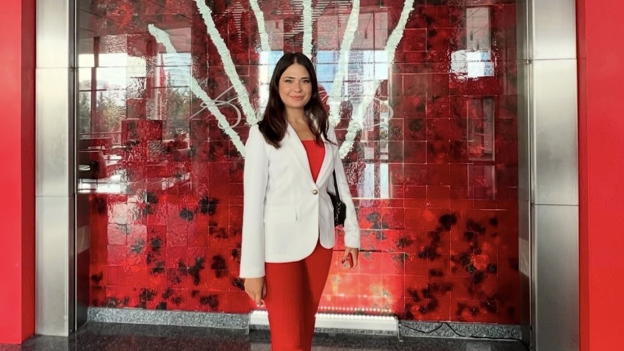 Meclis üyesini sıkıştırıp, aracı yumrukladı… O anlar kameraya yansıdı