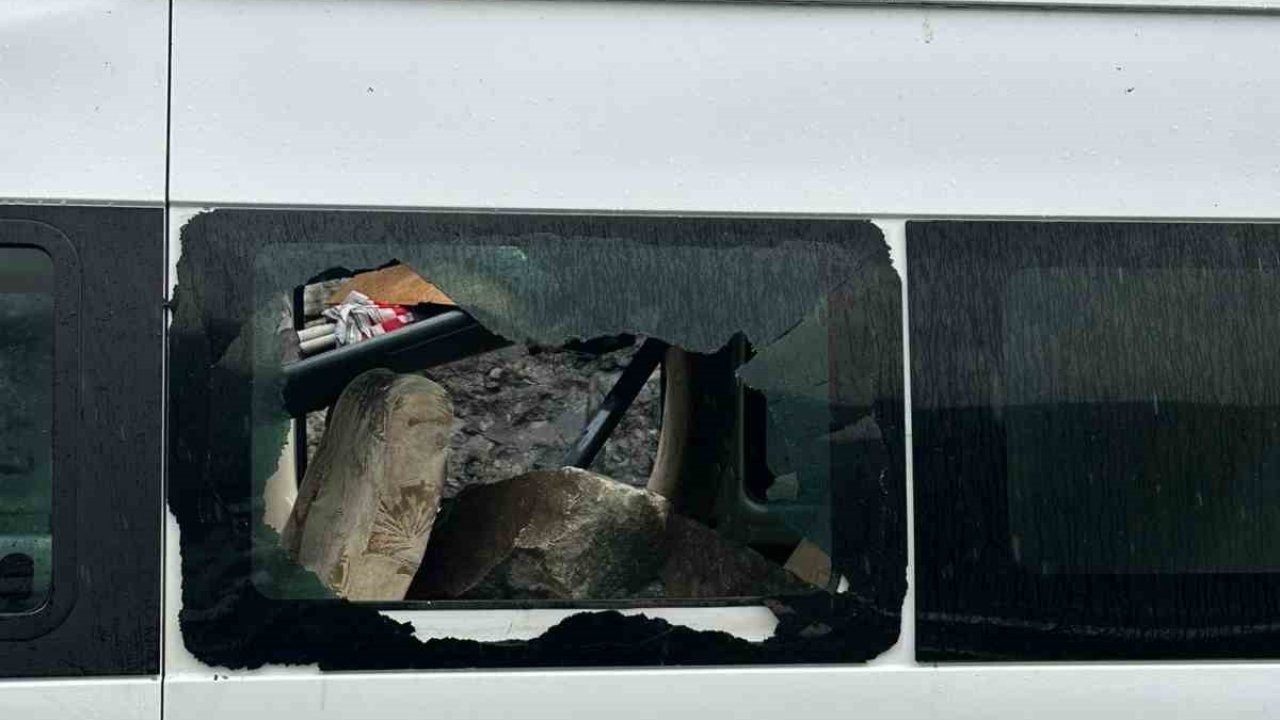 Minibüs Üzerine Kayalar Düştü
