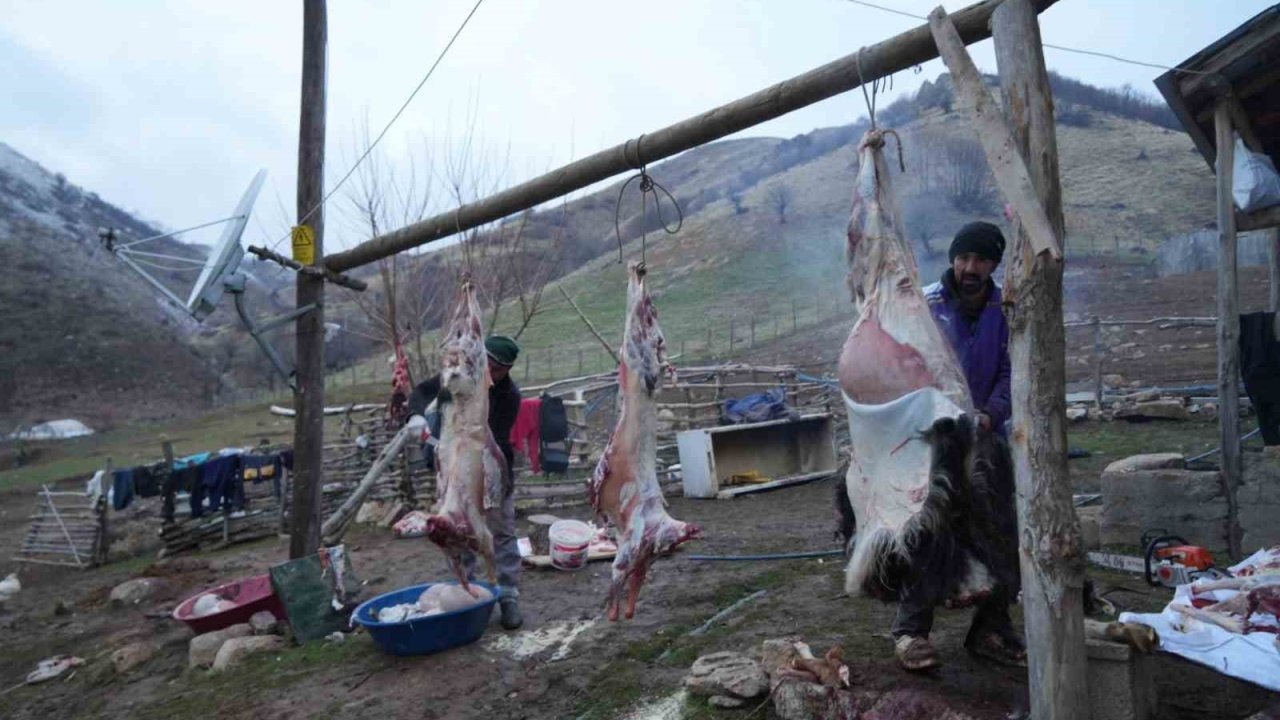 Muş’ta Kış Hazırlığı: Karabey Köyü’nde Geleneksel Kavurma Mesaisi Başladı