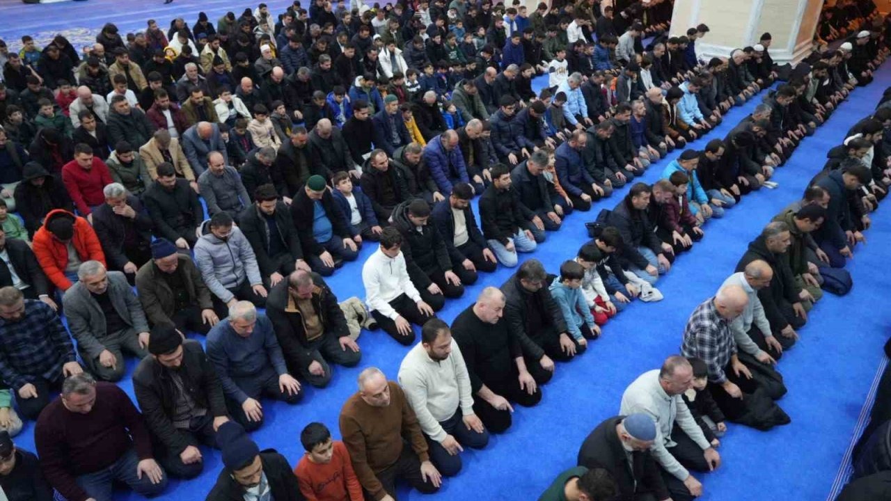 Muş’ta Regaip Kandili Coşkusu: Camiler Doldu Taştı