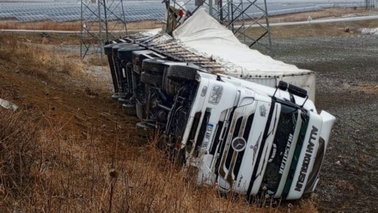 Muş’ta Tır Şarampole Yuvarlandı: Facianın Eşiğinden Dönüldü