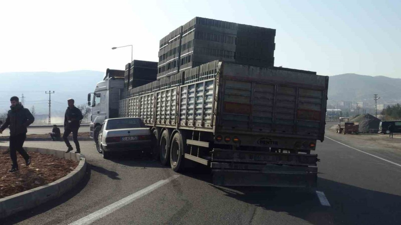 Otomobil tırın dorsesinin altında kaldı: Sürücünün burnu bile kanamadı