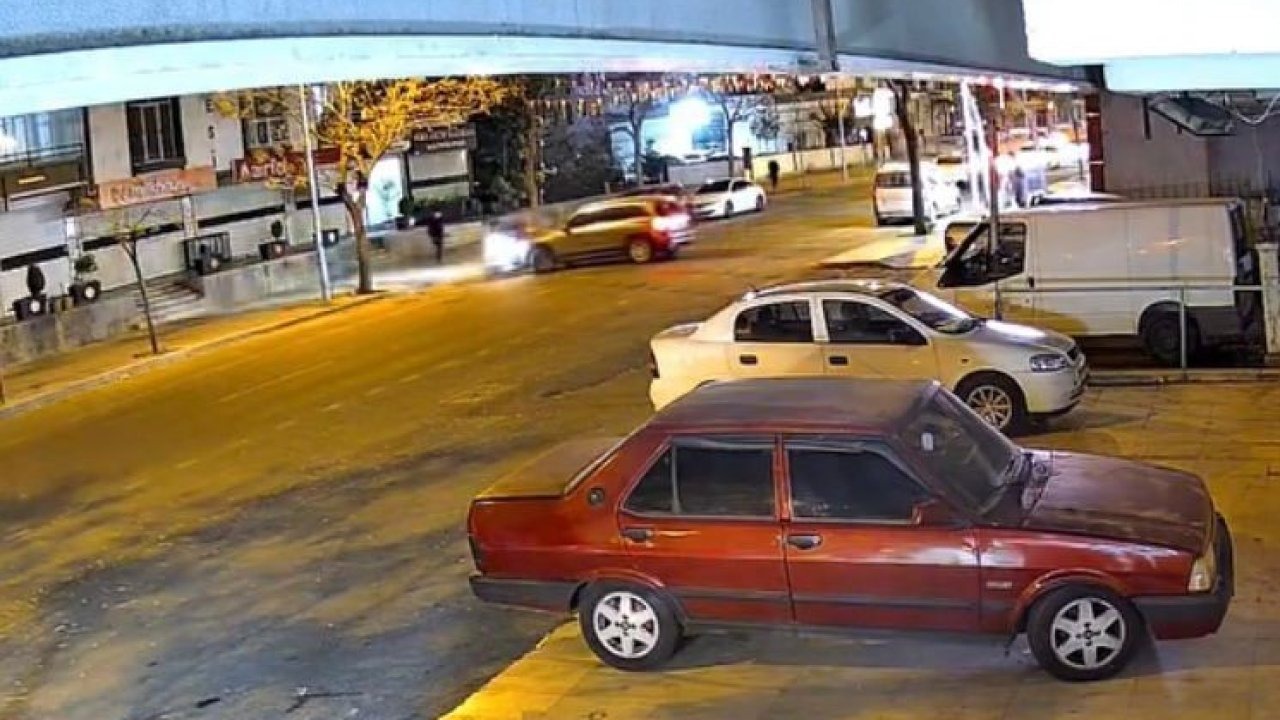 Otomobilin çarptığı motokurye yaralandı: Kaza anı kamerada