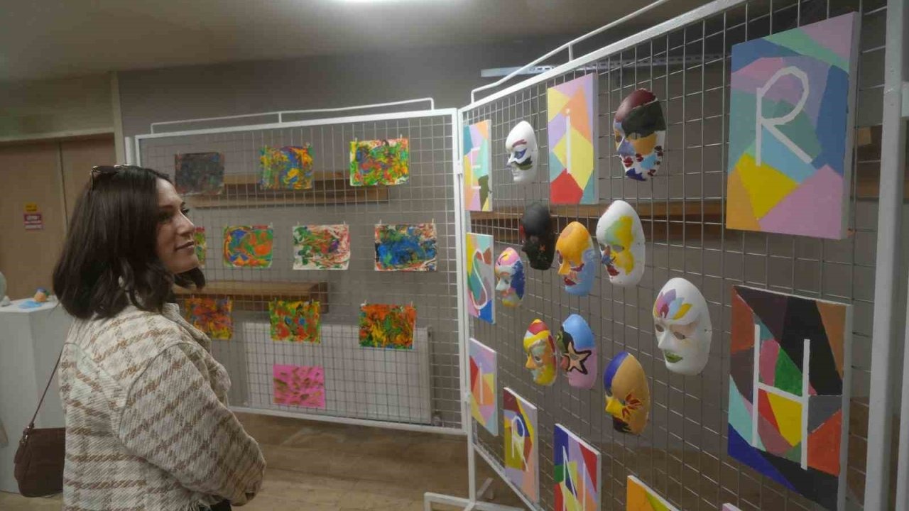 Özel İhtiyaçlı Çocukların Eserleri Erzurum Buz Müzesi&#039;nde Sergilendi