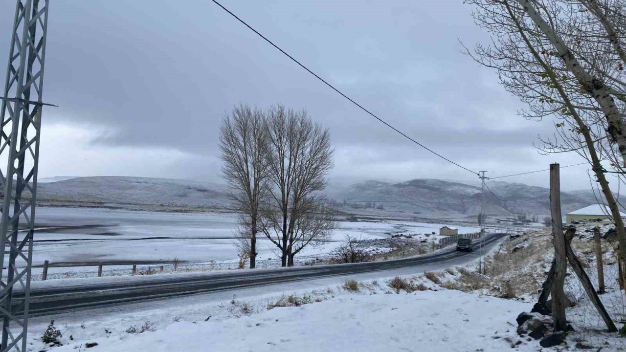 Patnos Güne Kar Yağışıyla Başladı: İlçe Merkezi Beyaz Örtüyle Kaplandı
