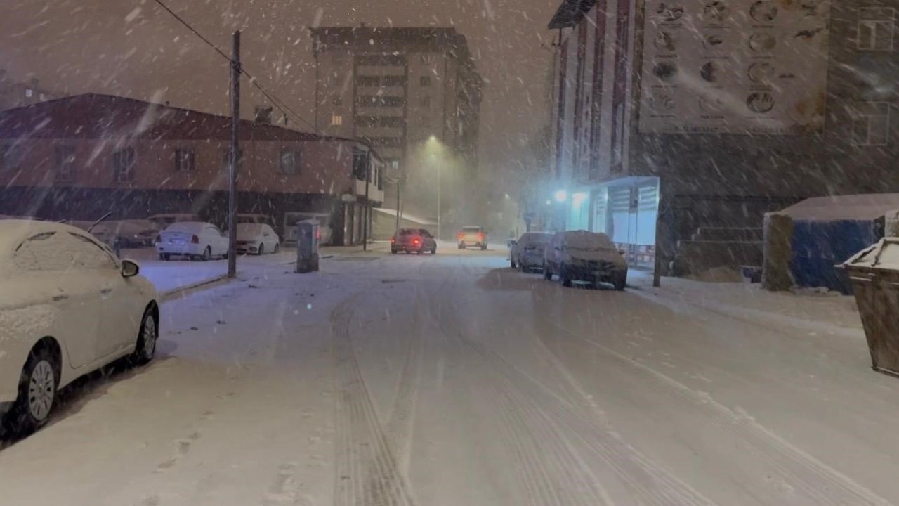 Patnos'ta Kar Geçit Vermedi: Tutak Yolunda Tırlar Mahsur Kaldı