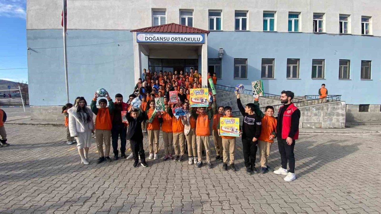 Patnos’ta Öğrencilere Anlamlı Destek: Hem Kışlık Kıyafet Hem Zeka Oyunları