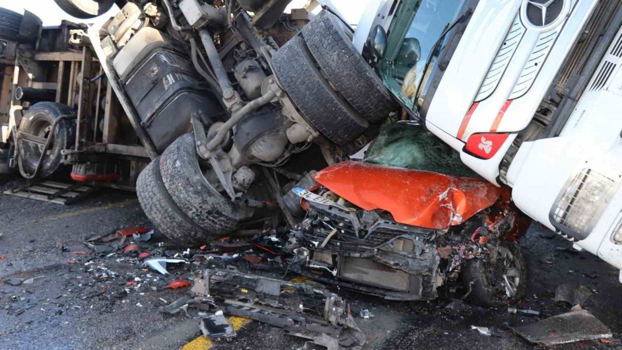 Posof Ilgar Dağı&#039;nda Zincirleme Kaza: Gizli Buzlanma Sebebiyle 1 Yaralı