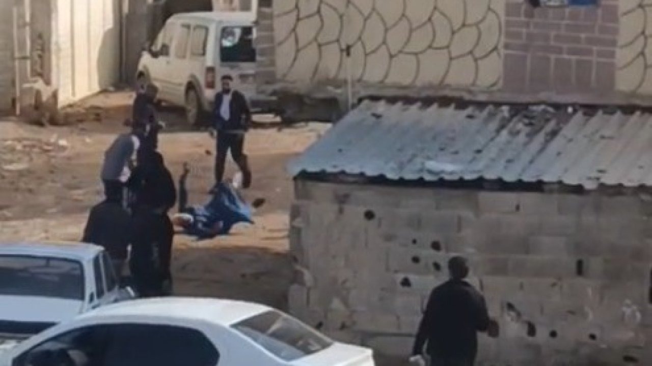 Şanlıurfa’da meydan savaşına dönen kavgada 1 kişinin silahla vurulma anı kamerada