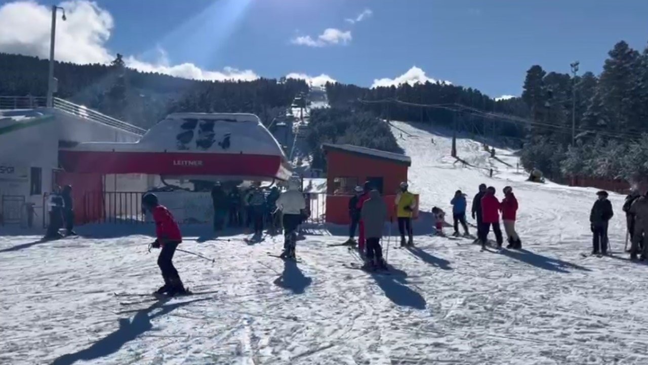 Sarıkamış’ta Kristal Kar Keyfi: Pistlerde Hafta Sonu Yoğunluğu