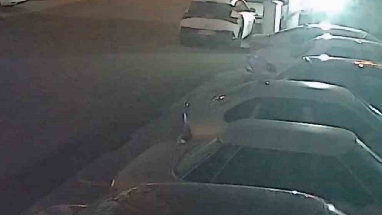 Şiddetli fırtınayla harekete geçen çöp konteyneri, iki otomobilin arasında durdu o anlar kamerada