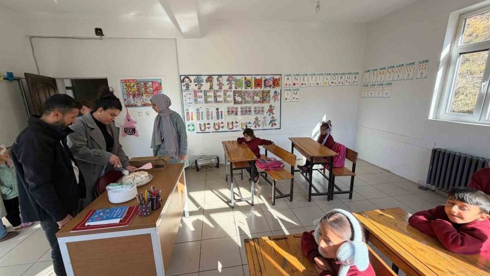 Sınırdaki öğrencilere pasta sürprizi