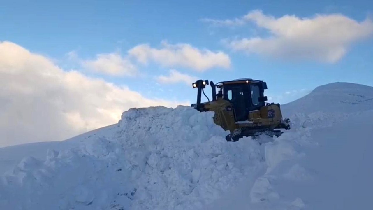 Şırnak’ta kar esareti devam ediyor, ekipler eksi 20 derecede çalışıyor