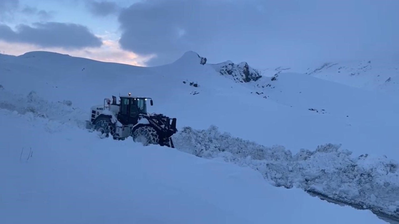 Şırnak’ta kar esareti, kapalı yolların açılması için çalışmalar sürüyor