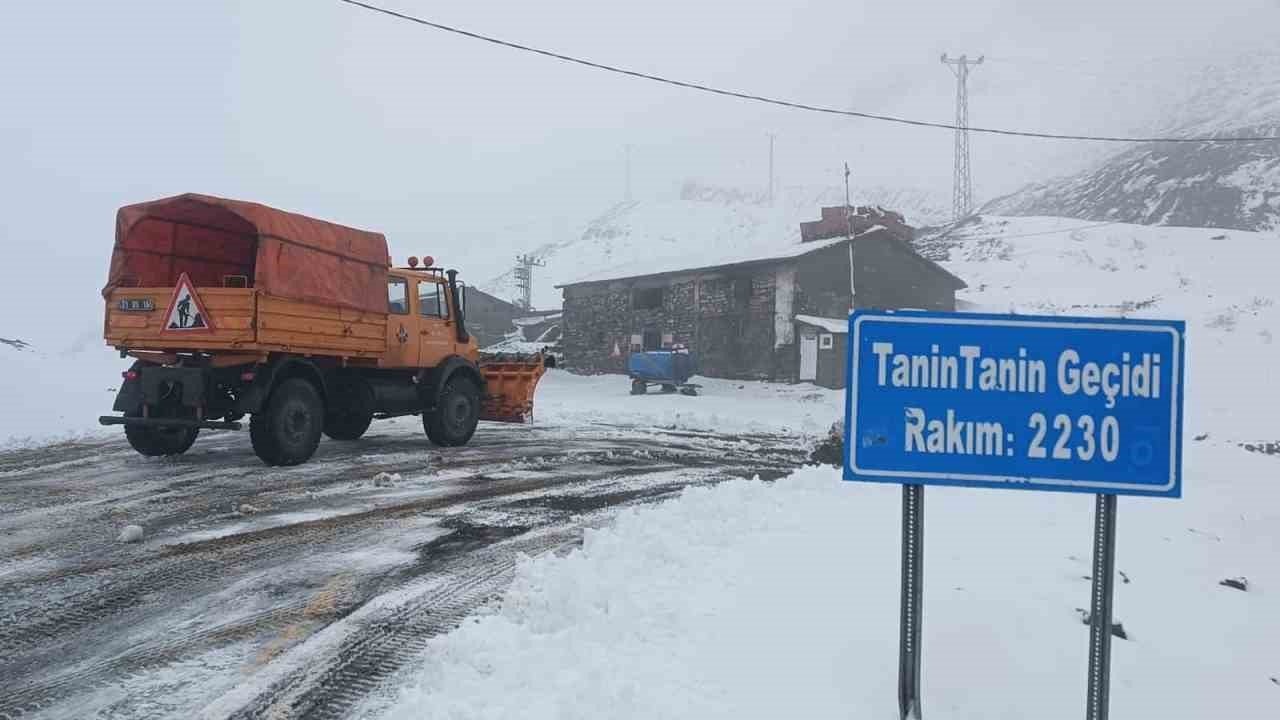 Şırnak’ta karlı yollar açılıyor