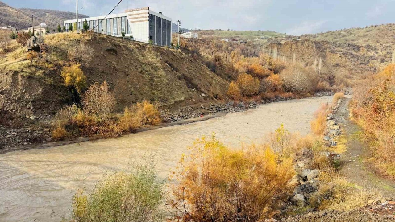 Şırnak’ta yağış sonrası Hezil Çayı coştu, suyun debisi yükseldi