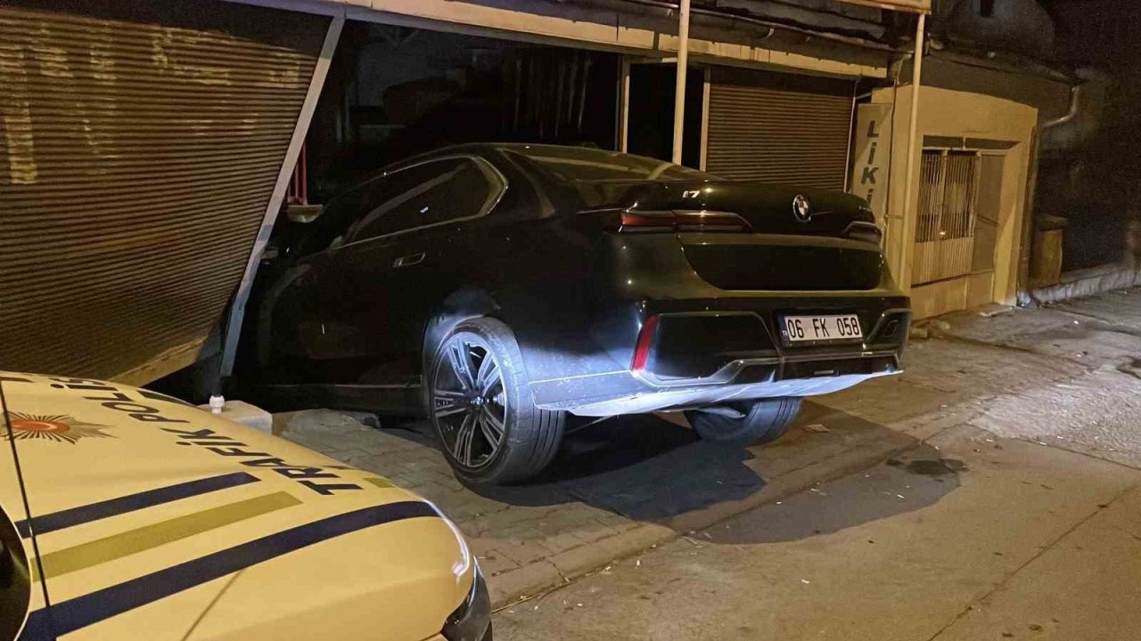 Sivas’ta fren yerine gaza basan sürücü, markete girdi