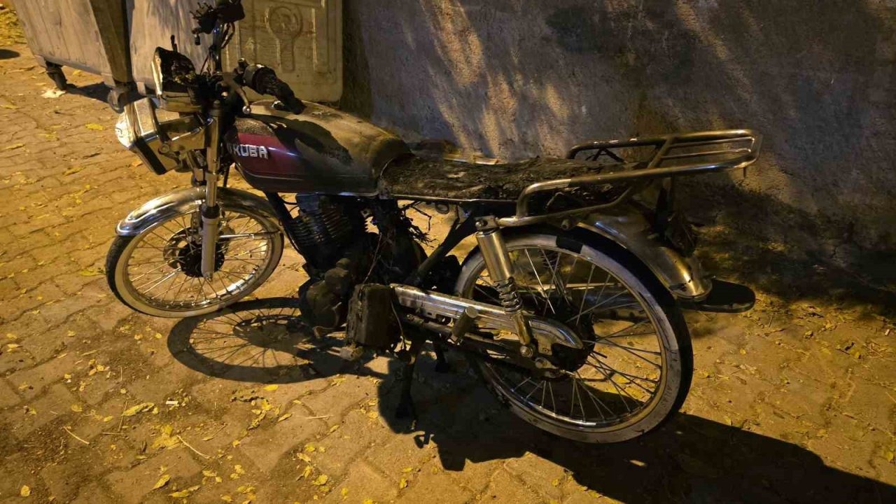 Siverek’te Apartman Girişinde Motosiklet Yandı, Büyük Panik Yaşandı