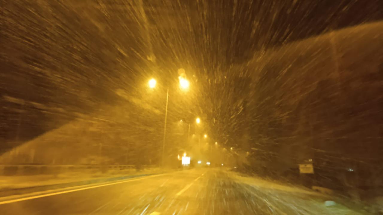 SON DAKİKA! Iğdır Şehir Merkezine Yılın İlk Karı Düştü: Meteoroloji Uyarmıştı!