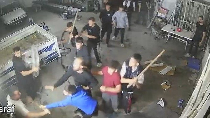 Sopa, kürek ve av tüfekli meydan savaşını andıran kavga kamerada