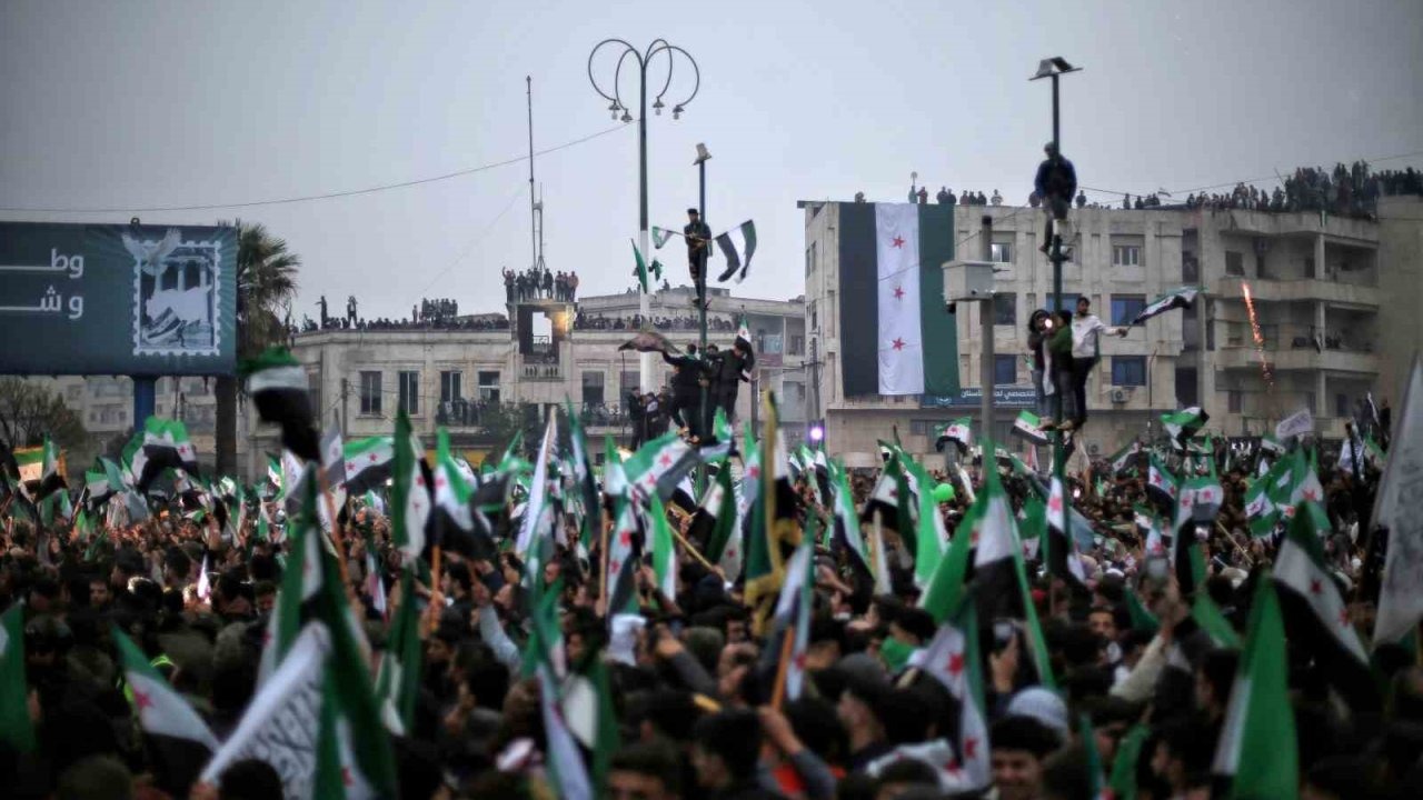 Suriyeliler, Esad Rejiminin Devrilmesinin 1. Yıl Dönümünü Şam&#039;da Coşkuyla Kutladı