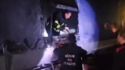 Suveren Jandarma Noktası Yakınında Tırın Dorsesi Alev Aldı: Ekiplerden Hızlı Müdahale