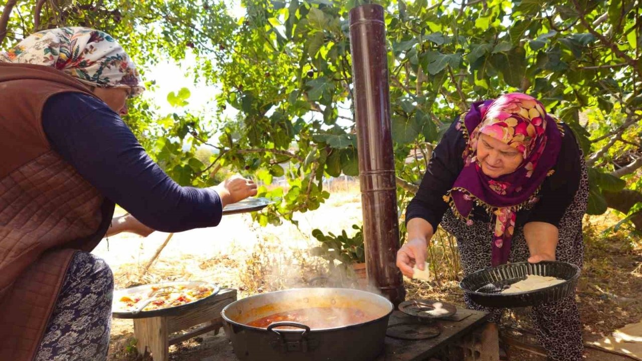 Tarhana kokusu sokağı doldurdu