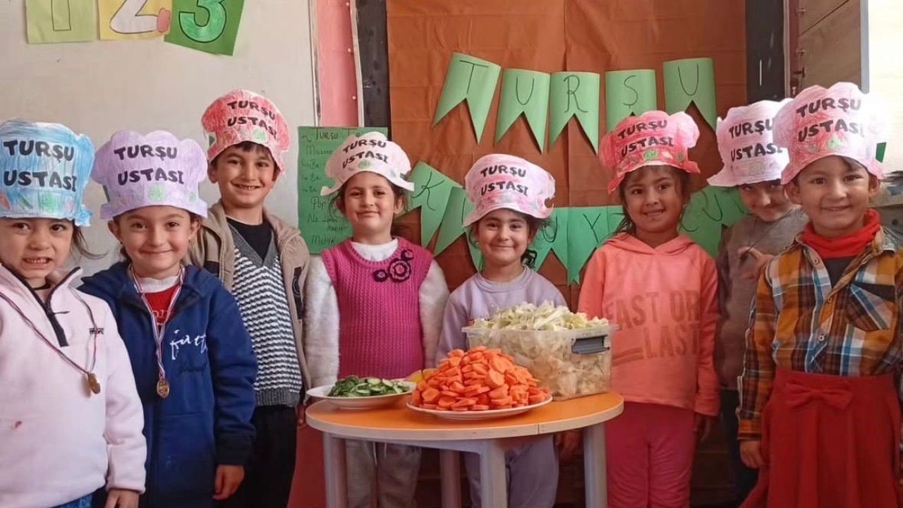 Tazekent İlkokulu’nda Renkli Turşu Etkinliği