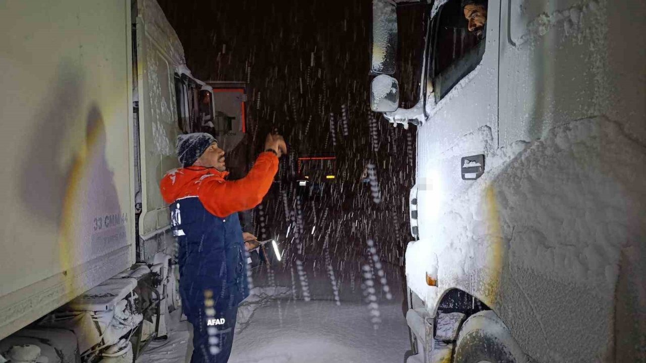 Tendürek Geçidi’nde Kar Esareti: 100 Araç Mahsur Kaldı
