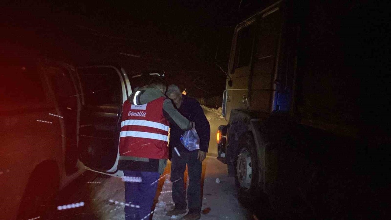 Tendürek Geçidi’nde Kızılay Seferberliği: Mahsur Kalan Sürücülere Sıcak Destek