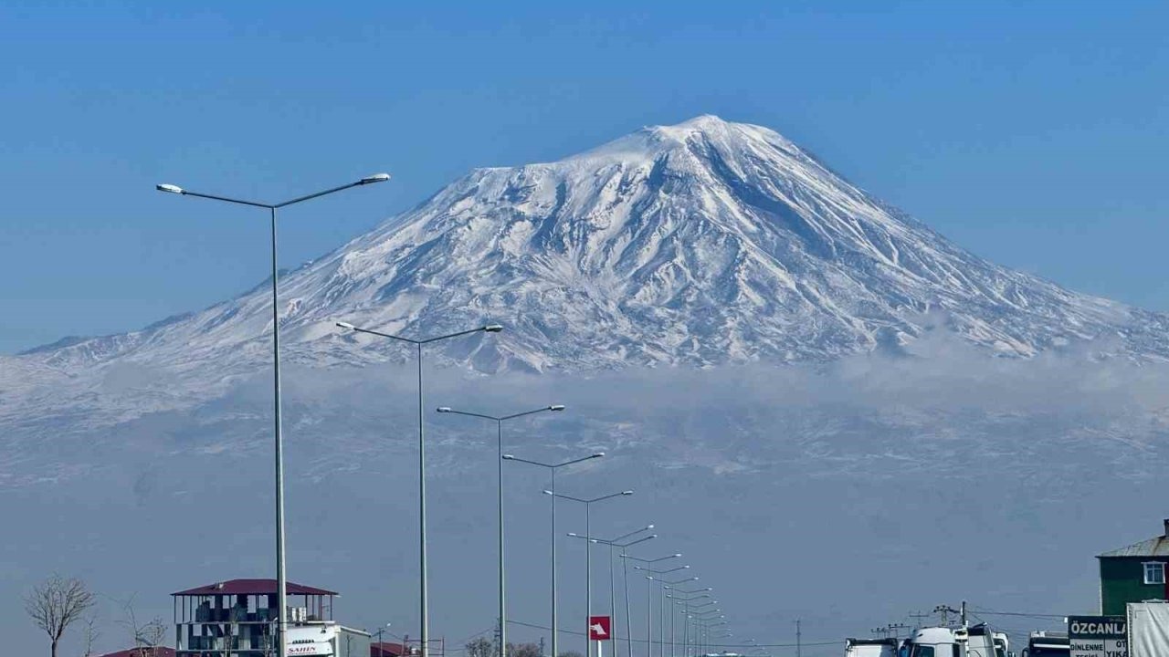 Türkiye’nin Zirvesi Ağrı Dağı Kar Beyazı Örtüsüyle Büyülüyor