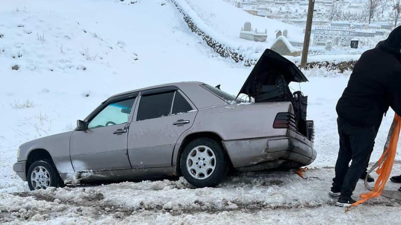 Tuzluca Girişinde Korkutan Kaza: Azerbaycan Plakalı Araç Kar Nedeniyle Yoldan Çıktı!