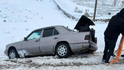 Tuzluca Girişinde Korkutan Kaza: Azerbaycan Plakalı Araç Kar Nedeniyle Yoldan Çıktı!