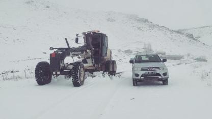 Tuzluca’da Yoğun Kar Yağışı Köy Yollarını Kapattı