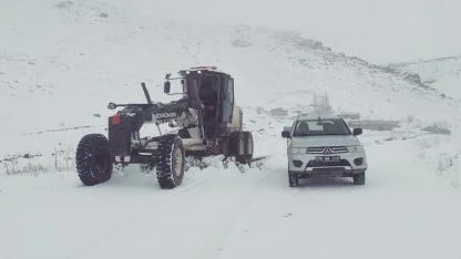 Tuzluca’da Yoğun Kar Yağışı Köy Yollarını Kapattı