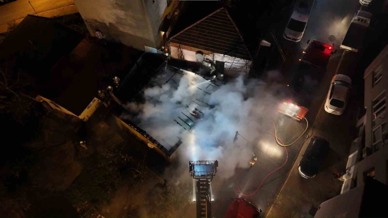 Ümraniye’de gecekondu yangını: Ev kullanılamaz hale geldi