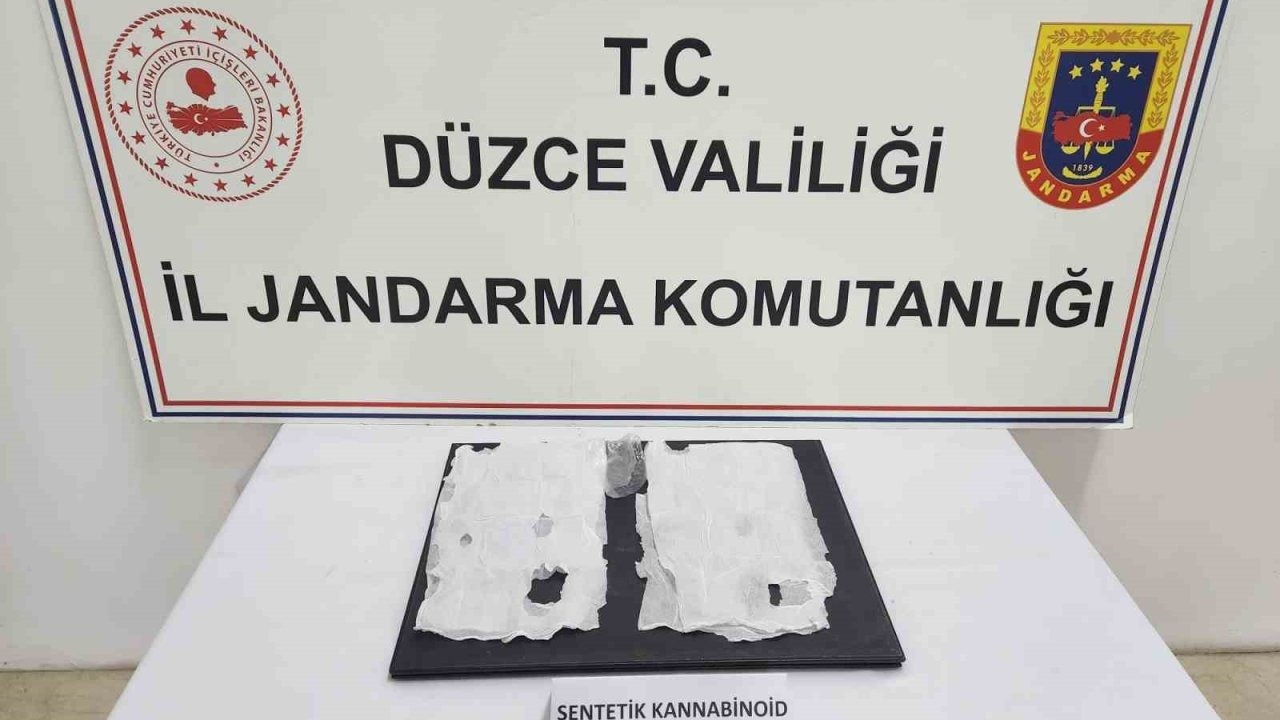 Uyuşturucu maddeyi peçeteye emdirip ayakkabısına saklamış