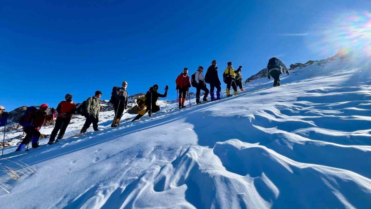 Vadi Doğa Sporları Kulübü Erek Dağı’nın Zirvesine Ulaştı
