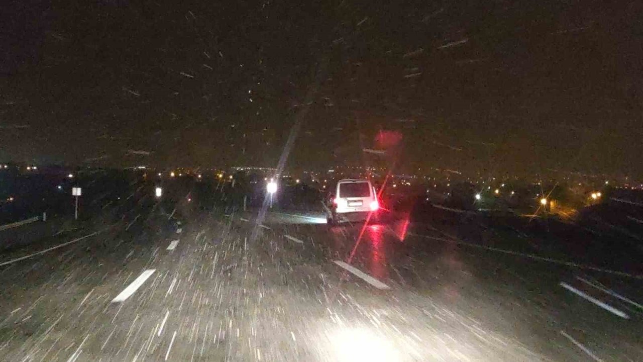 Van-Bahçesaray Karabet Geçidi Yoğun Kar ve Tipi Nedeniyle Kapandı