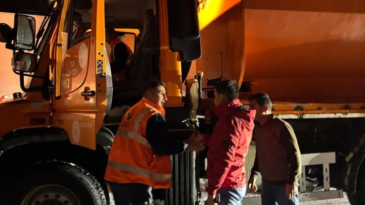 Van-Bahçesaray Karayolunda Kar Yağışı ve Yoğun Sis Sürücüleri Zorladı